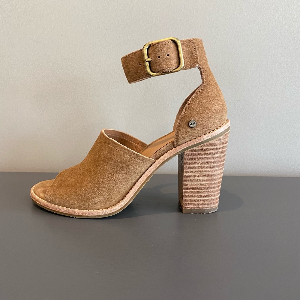 Size 6 UGG sandal